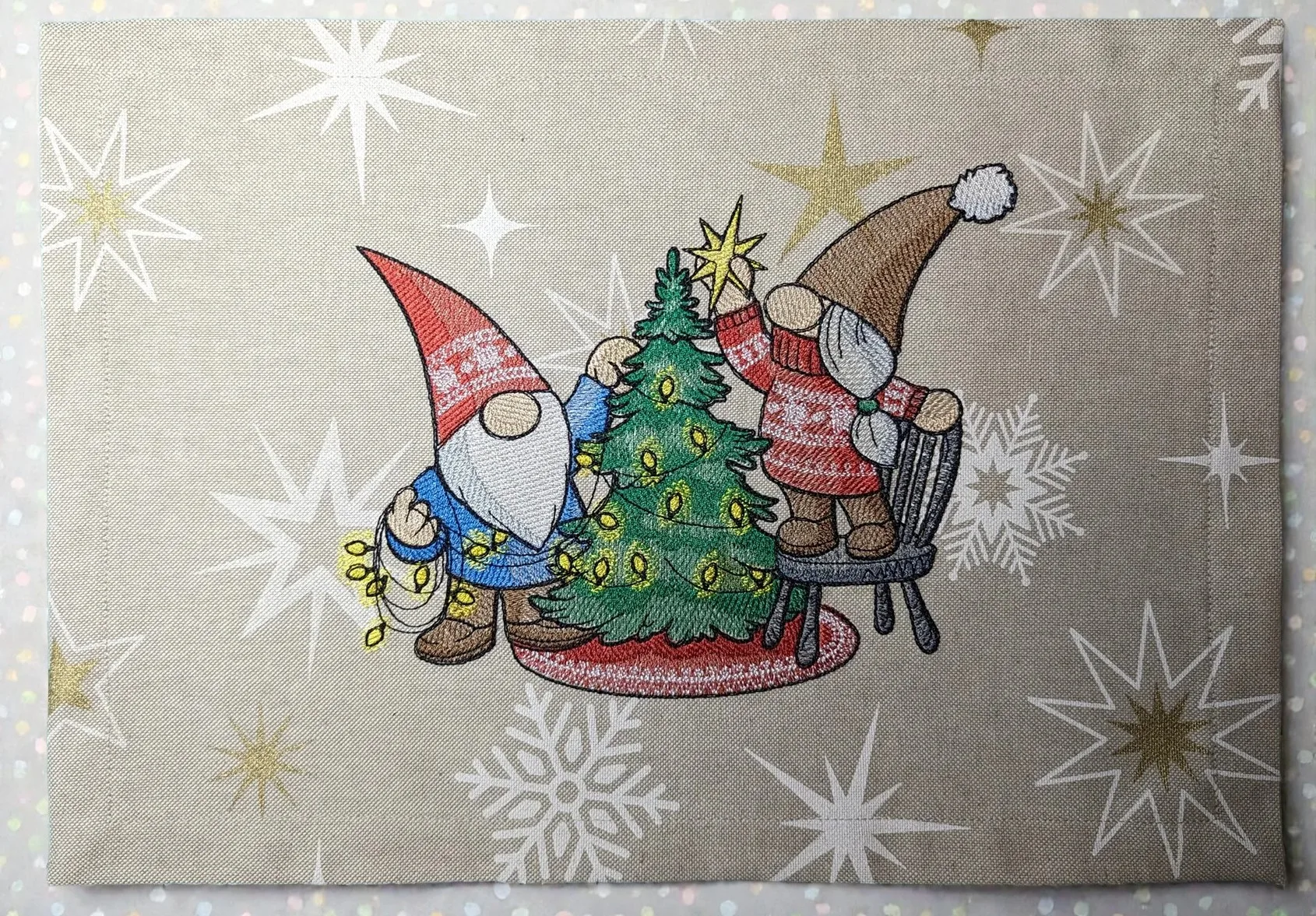 Platzdecke mit Weihnachtsgnomen, Tannenbaum, Rot, Grün, Gold, Leinen