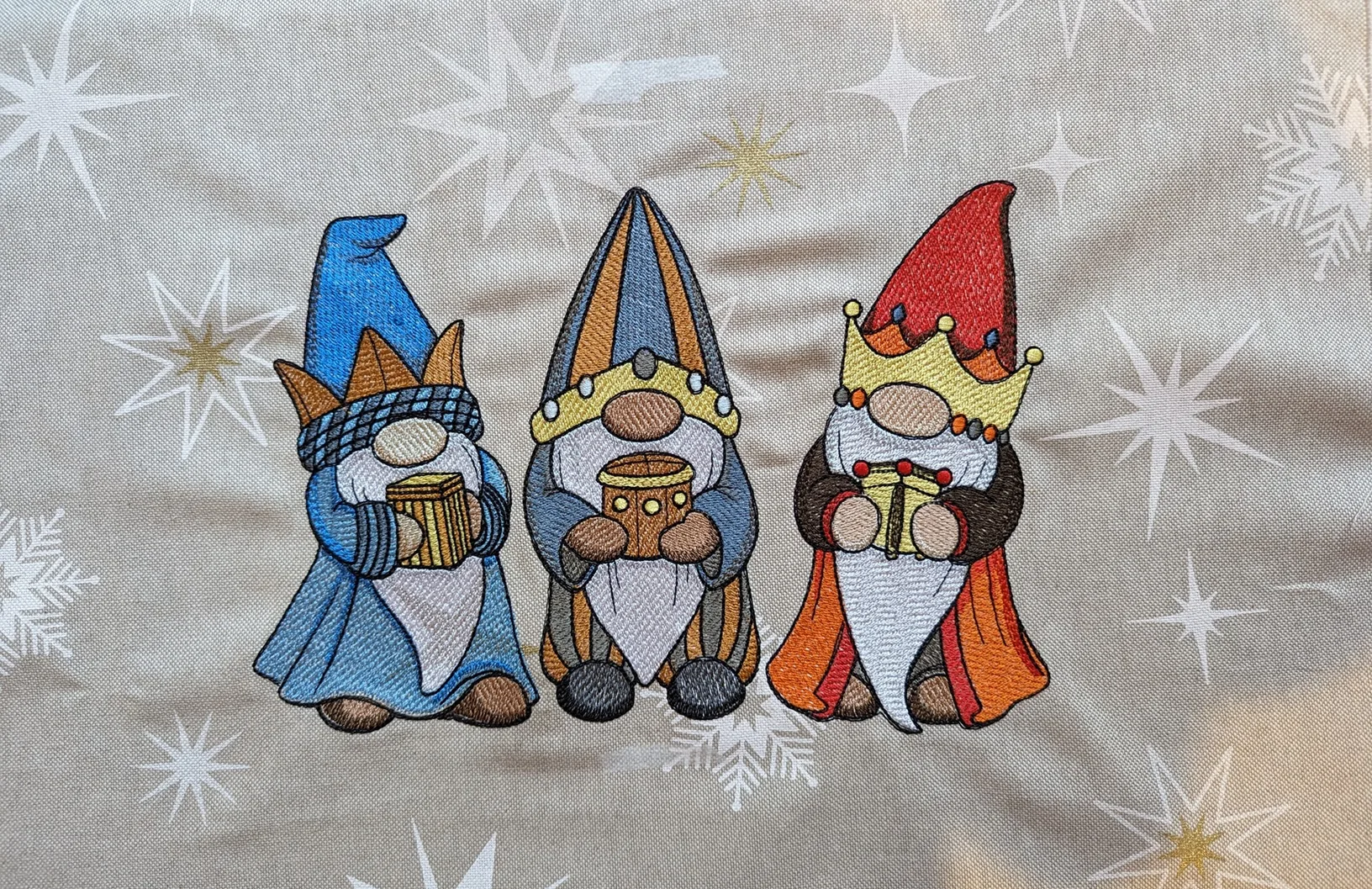 Platzdecke mit Gnome-Motiv, Farben Blau, Braun, Rot, auf Baumwolle