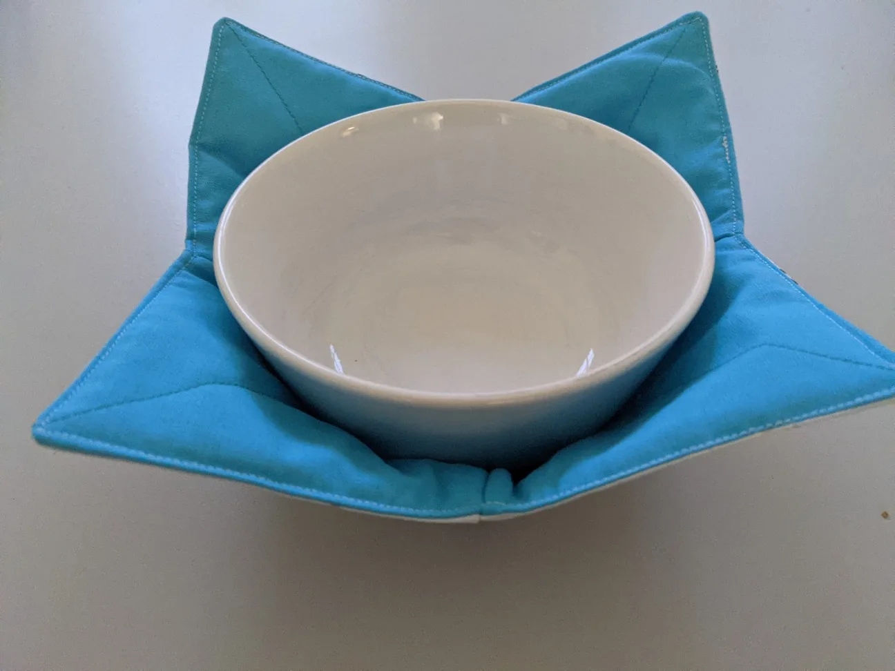 Hitzeschutz für Schüsseln in Türkis, maschinengenäht aus Baumwolle und Themolan