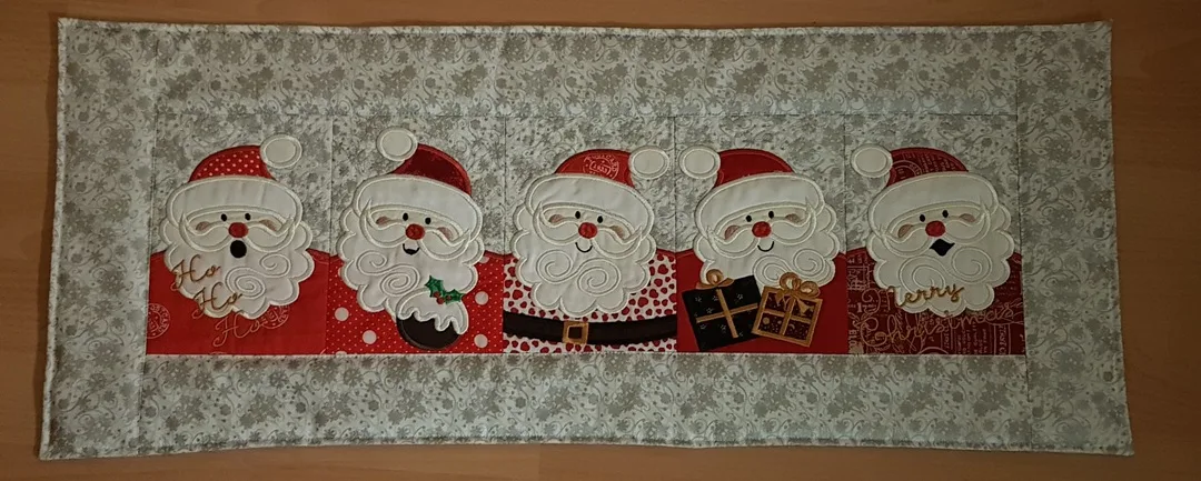 Tischläufer mit gestickten Nikolaus-Motiven in Rot und Grau, aus Baumwolle