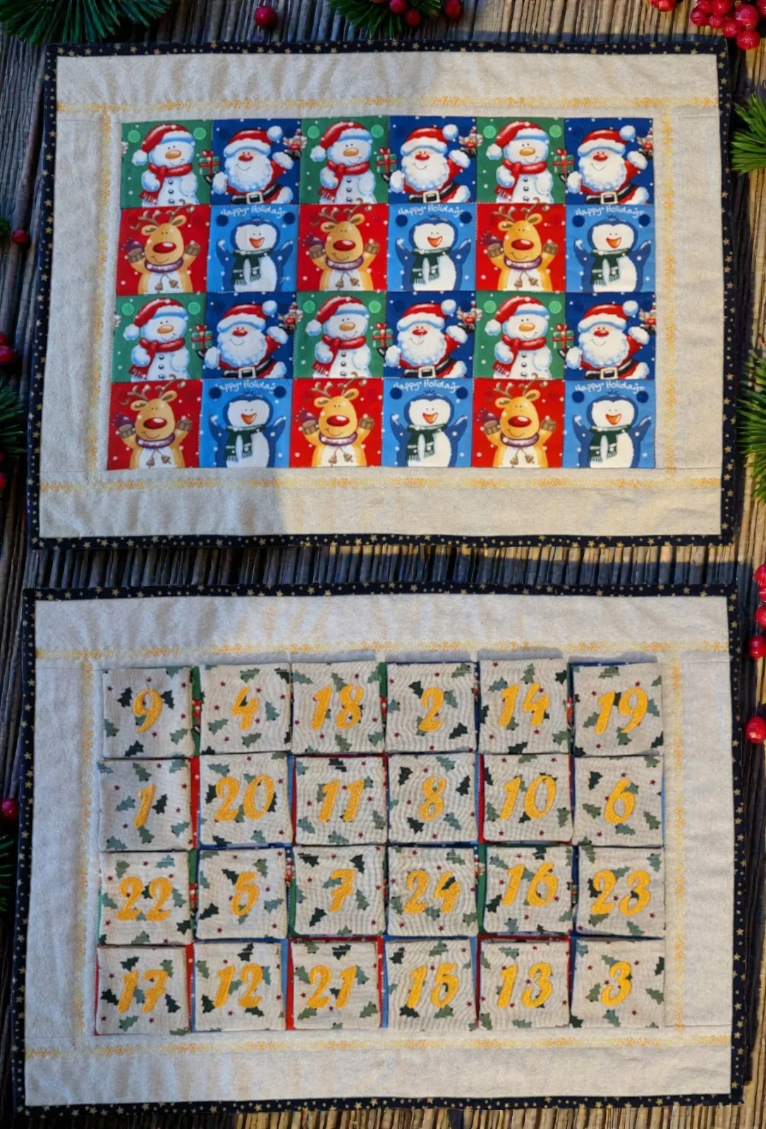 Adventskalender-Quilt aus Baumwolle mit bunten Weihnachtsmotiven und gestickten Zahlen, auf strukturiertem Untergrund