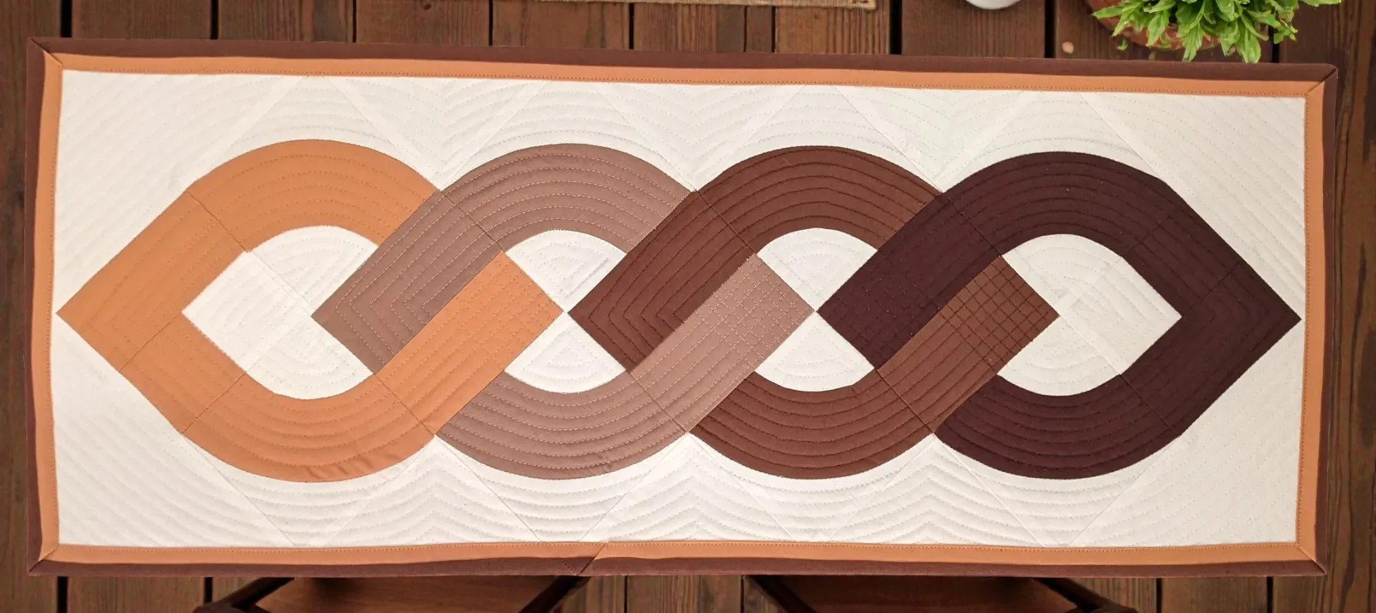 Tischläufer mit geometrischem Muster in Braun- und Beigetönen aus Baumwolle