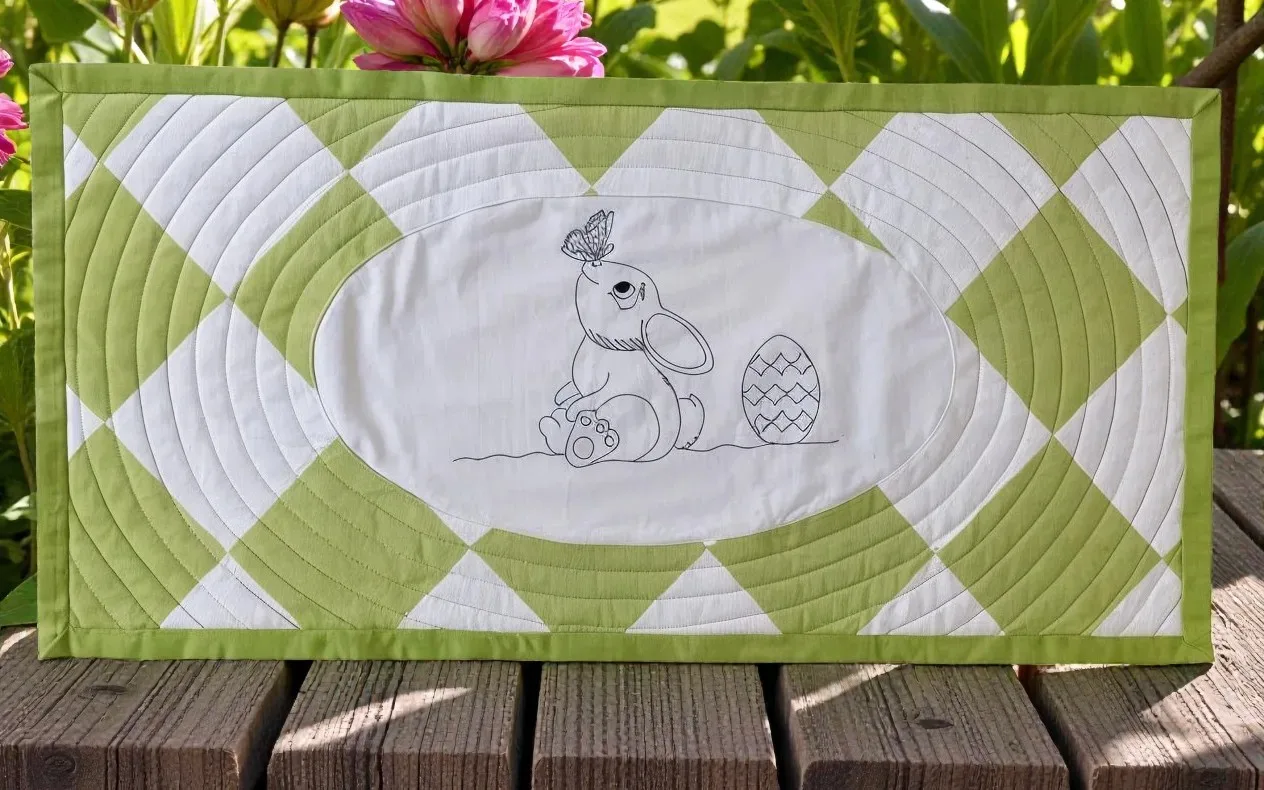 Tischläufer mit Osterhasen-Motiv in Grün und Weiß, gestickt, auf Holzoberfläche