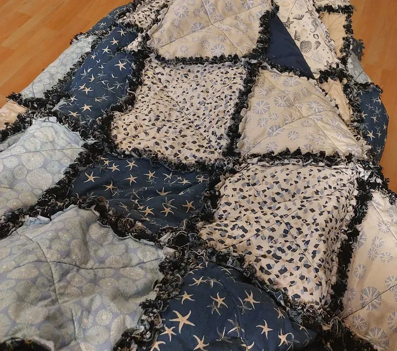 Ragquilt mit ausgefransten Kanten